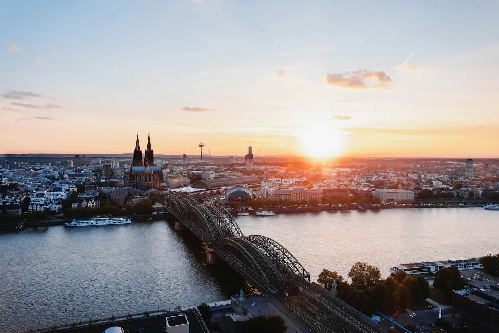 Luftaufnahme des Zentrums von Köln, untergehende Sonne