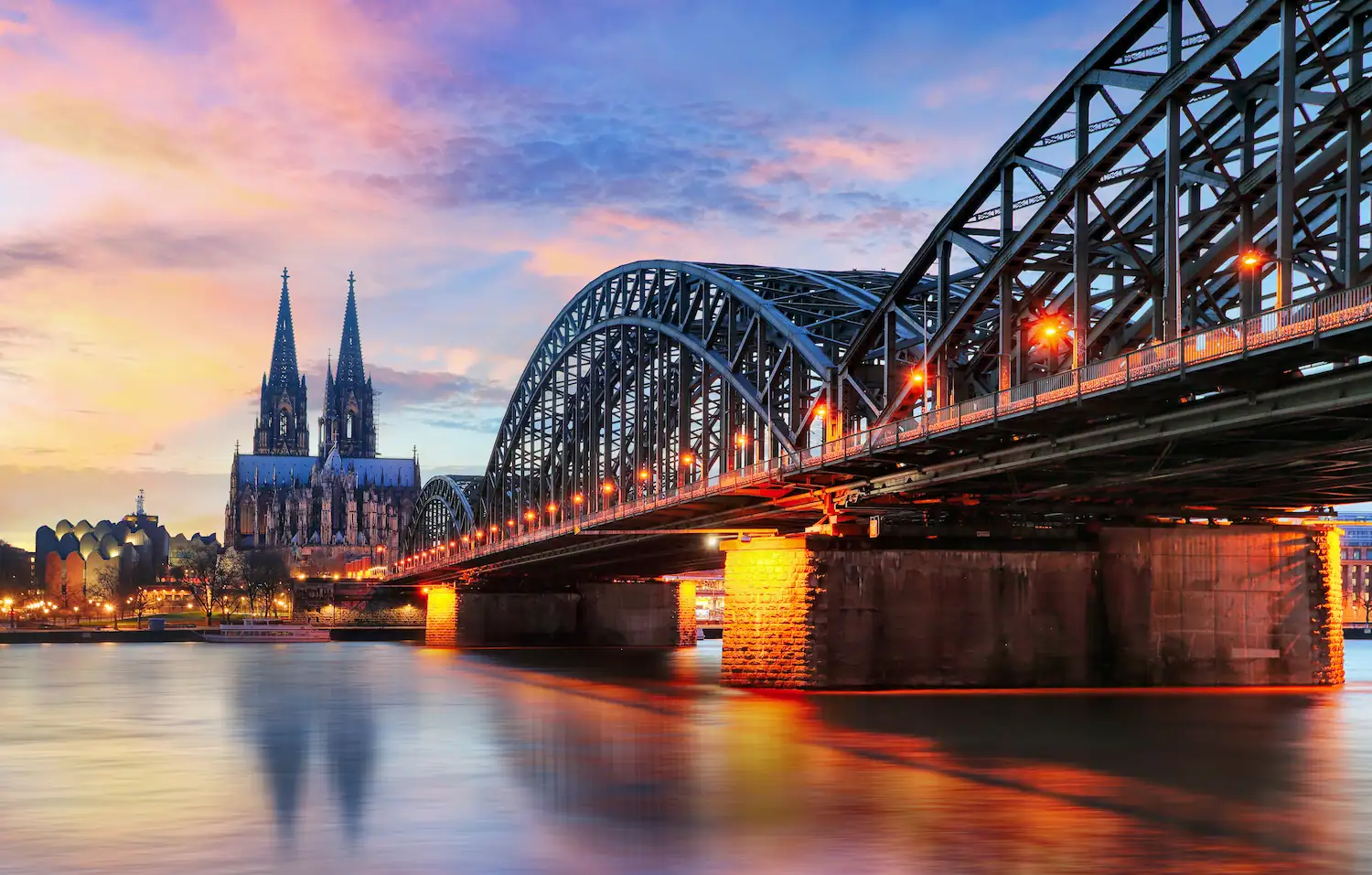 Köln im Sonnenuntergang mit dem Rhein und Dom im Hintergrund
